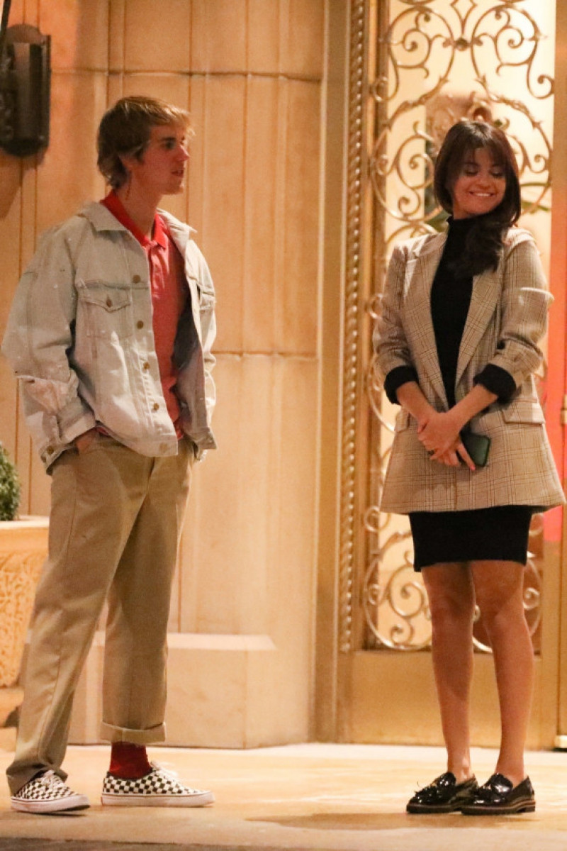 Justin Biebr și Selena Gomez în fața unui hotel