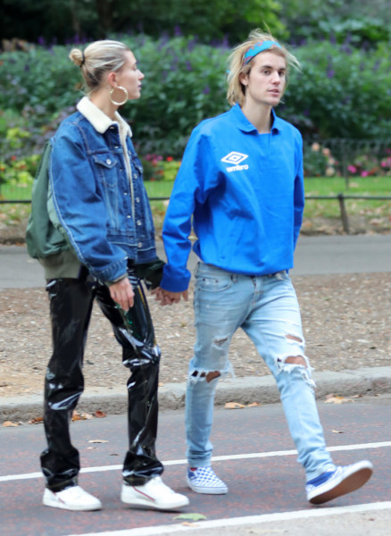 Hailey Baldwin la plimbare cu Justin Bieber în St. James Park din Londra