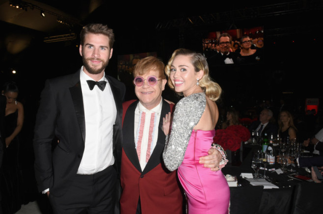 Liam Hemsworth, Elton John și Miley Cyrus