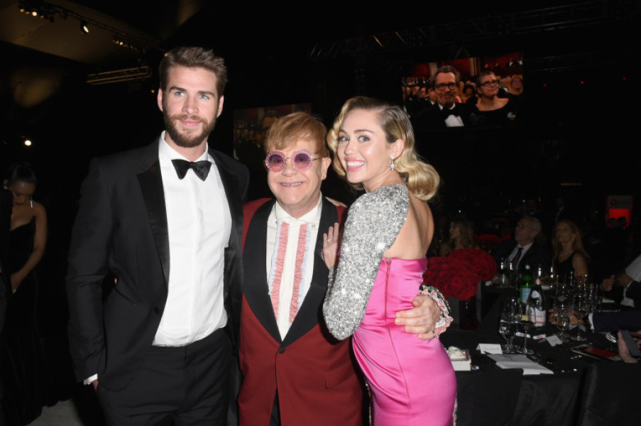 Liam Hemsworth, Elton John și Miley Cyrus