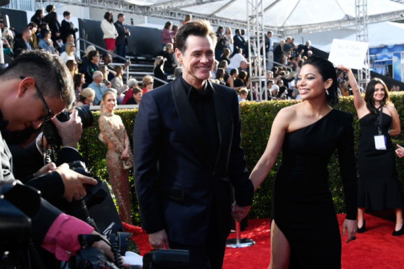 Jim Carrey alături de  Ginger Gonzaga la Globurile de Aur