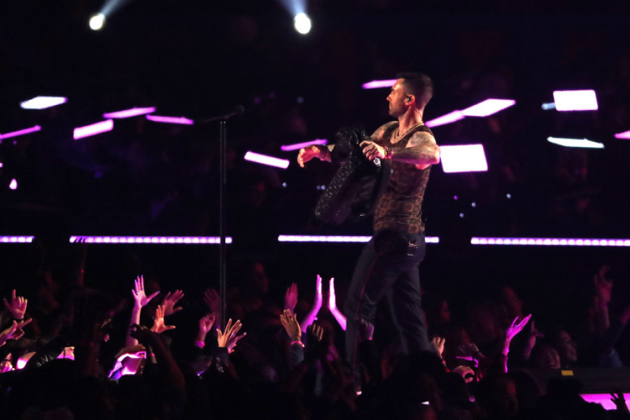 Adam Levine s-a dezbăcat la Super Bowl 2019