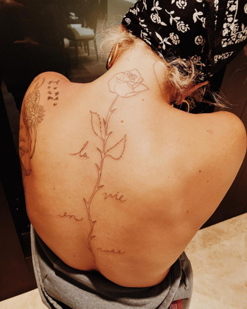lady gaga tatuaj la vie en rose