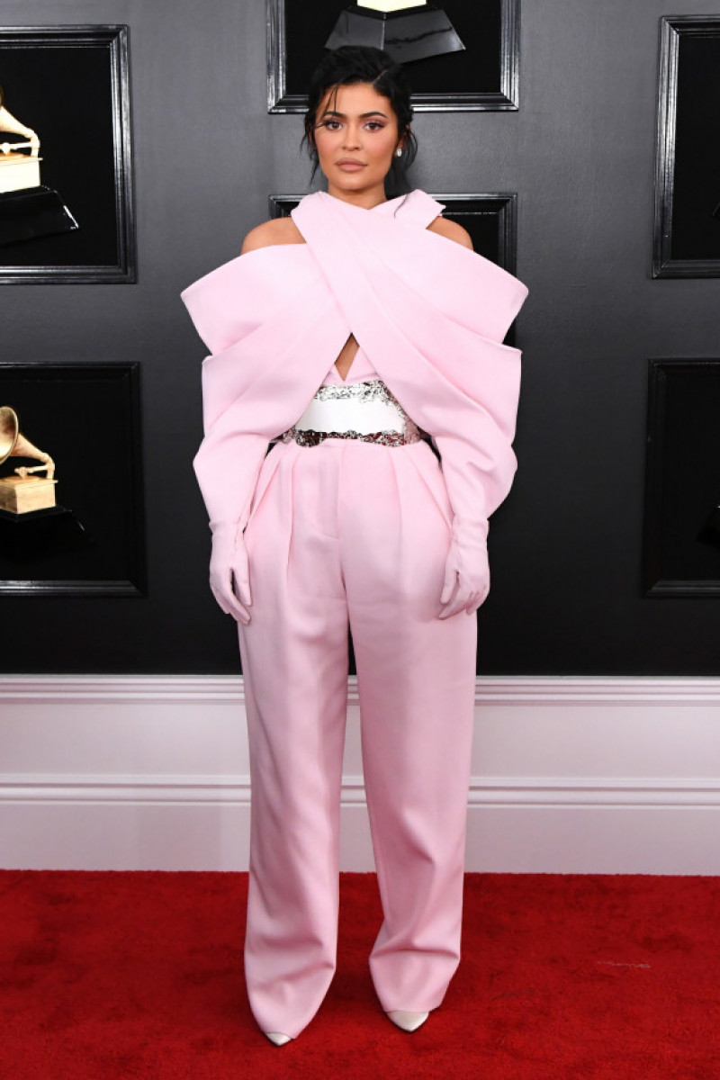 Kylie Jenner pe covorul roșu la premiile Grammy 2019