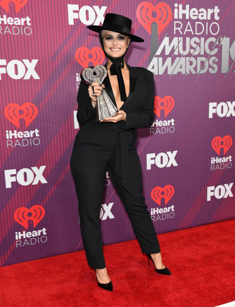 Bebe Rexha cu trofeul iHeartRadio