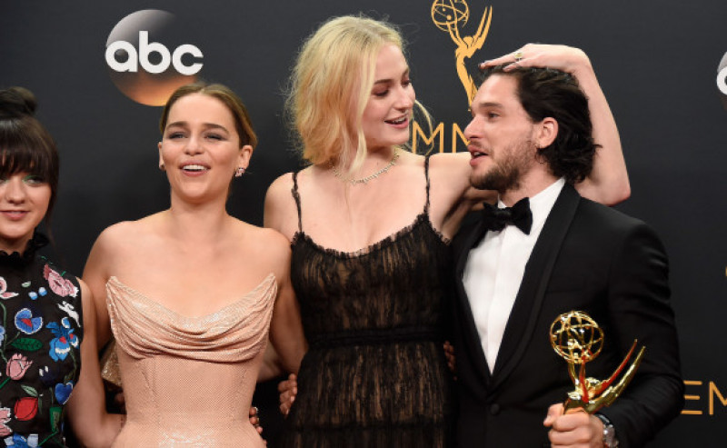 Emilia Clarke, Sophie Turner ;i Kit Harington la premiile Emmy