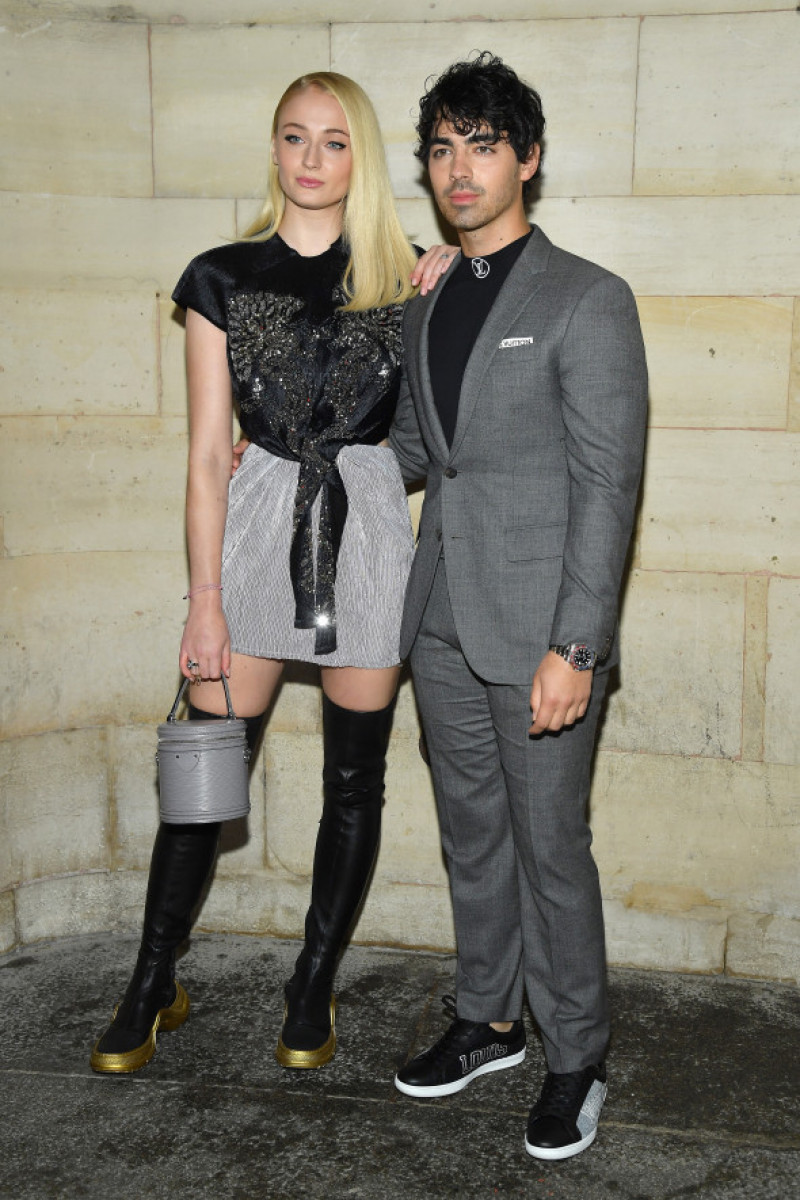 Sophie Turner și Joe Jonas la prezentarea colecției Louis Vuitton