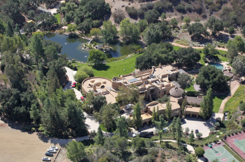 Will Smith and Jada Pinkett Smith own this sprawling and earthly Calabasas estate which features a 25,000-square-foot main house and it's own lake complete with paddle boats