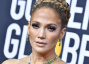 S-a umplut Twitter-ul de meme-uri. Cum a apărut Jennifer Lopez pe covorul roșu la Globurile de Aur