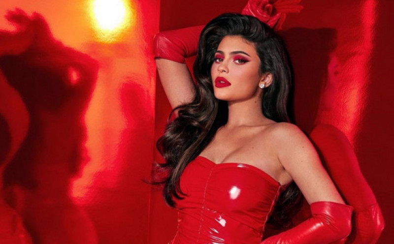 Kylie Jenner dans la campagne de Noël de sa marque Kylie-Cosmetics