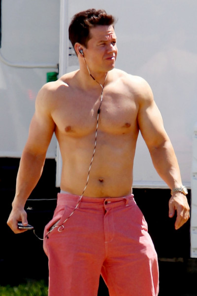 **EXCLUSIVE** Shirtless Mark Wahlberg walks around the set of 'Pain and Gain' in South Beach