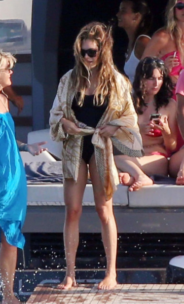 *PREMIUM-EXCLUSIVE* MUST CALL FOR PRICING BEFORE USAGE  - British singer Robbie Williams pictured enjoying his holiday with his wife Ayda Field and friends in Formentera.*PICTURES TAKEN ON 20/08/2021*