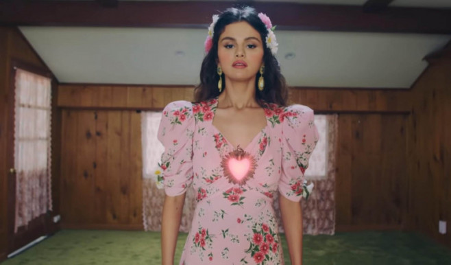 Selena Gomez new music video "De Una Vez"