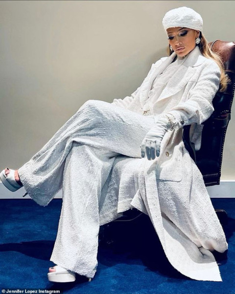 38282106-0-Relaxed_She_sat_elegantly_in_her_ethereal_Inauguration_Day_ensem-a-34_1611215220548