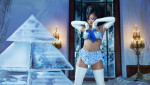 Rihanna pose elle-męme pour la campagne Holiday 2020 de da marque Savage x Fenty