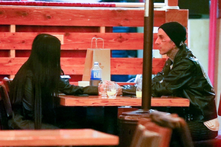 *PREMIUM-EXCLUSIVE* Kourtney Kardashian and Travis Barker hold hands while out for dinner **WEB EMBARGO UNTIL 1:35 pm EST on February 11, 2021**