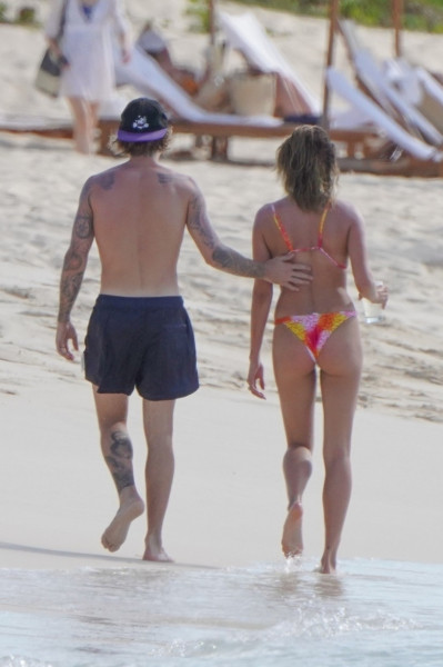 *PREMIUM-EXCLUSIVE* **WEB EMBARGO UNTIL 4 PM EDT on March 23, 2021** Justin Bieber and wife Hailey Bieber enjoy a romantic getaway in Turks and Caicos