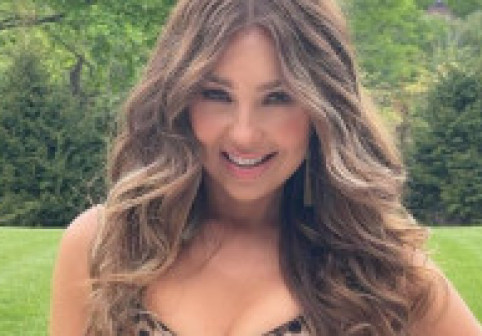 E în formă maximă, are 53 de ani în buletin și pare de cel mult 30. Cum arată celebra Thalia în costum de baie