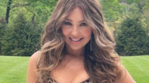 E în formă maximă, are 53 de ani în buletin și pare de cel mult 30. Cum arată celebra Thalia în costum de baie