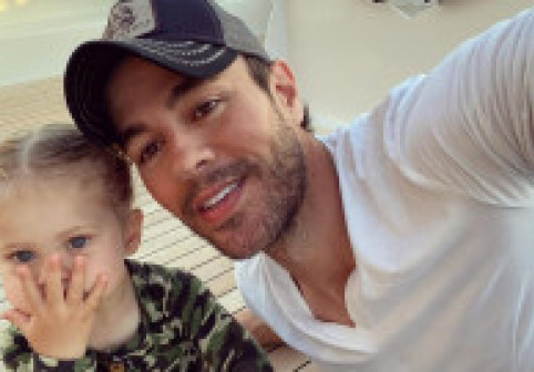 Enrique Iglesias, din nou tată, a patra oară, la 50 de ani. Viața de părinte îi priește: "Sunt relaxat acasă, cu copiii"