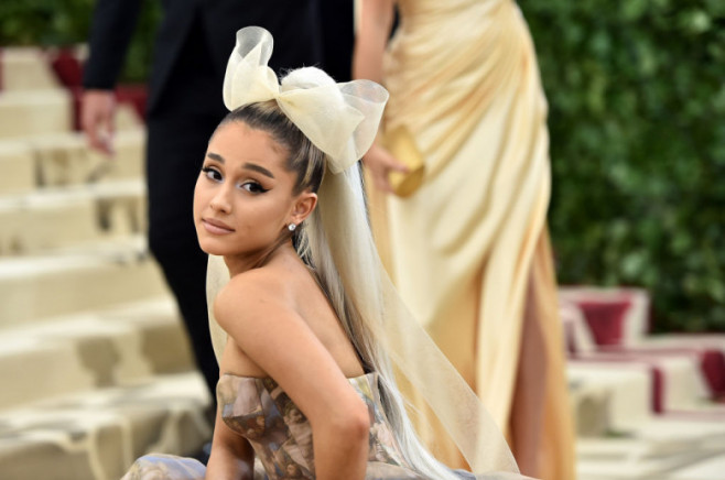 Ariana Grande, într-o rochie super scurtă