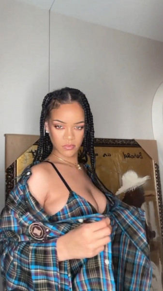 Rihanna și-a etalat formele pe rețelele de socializare îmbrcată într-o pijama inedită