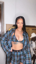 Rihanna și-a etalat formele pe rețelele de socializare îmbrcată într-o pijama inedită. Profimedia
