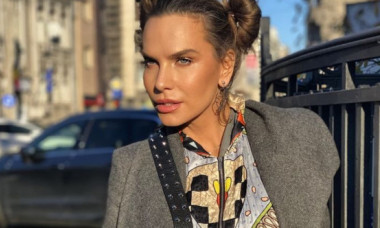 A pozat doar într-un pulover rupt și cizme peste genunchi, dar a atras și cu mesajul. Anna Lesko, senzuală și inspirațională