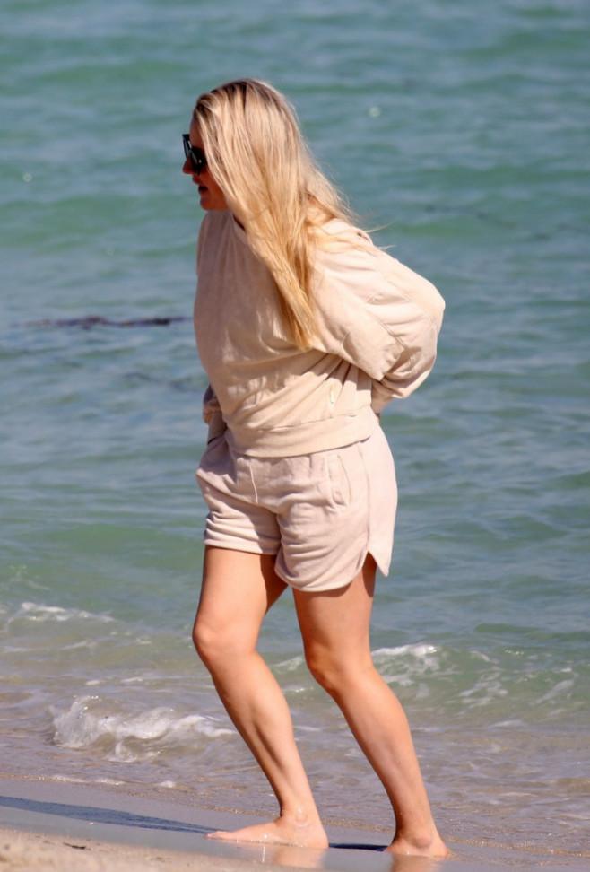 Ellie Goulding, surprinsă pe plajă cu soțul și fiul lor