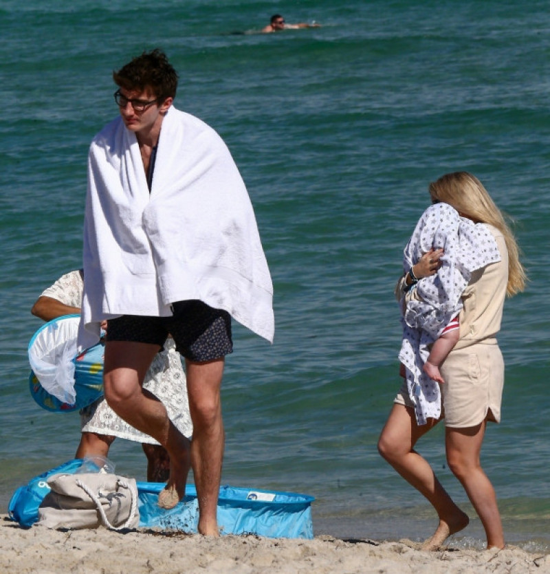 Ellie Goulding, surprinsă pe plajă cu soțul și fiul lor. Profimedia