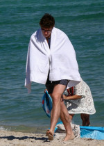 Ellie Goulding, surprinsă pe plajă cu soțul și fiul lor. Profimedia
