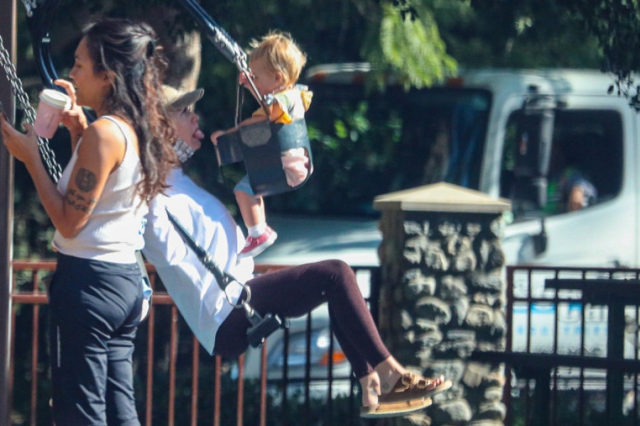 Katy Perry și Orlando Bloom, surprinși cu fetița lor într-un parc din Beverly Hills. Profimedia