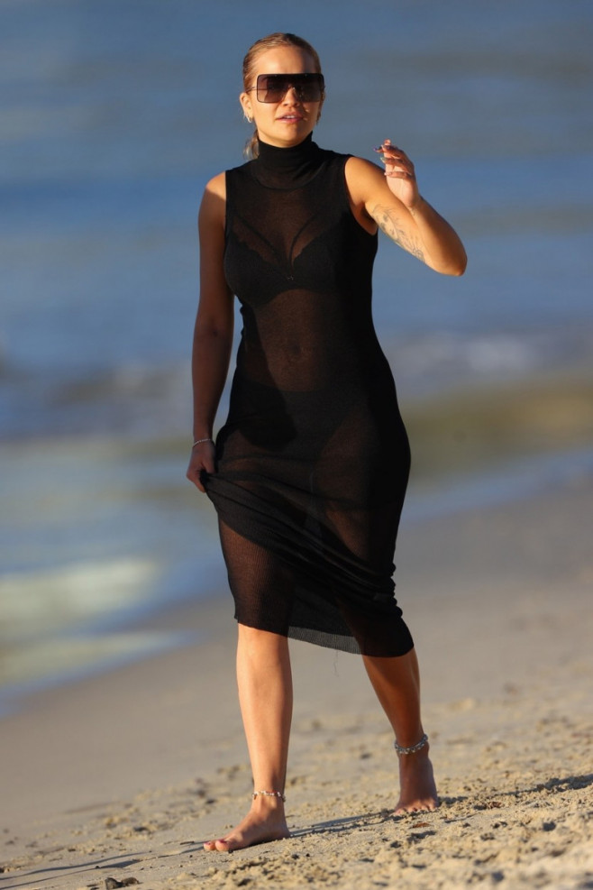 Rita Ora, într-o rochie mult prea transparentă