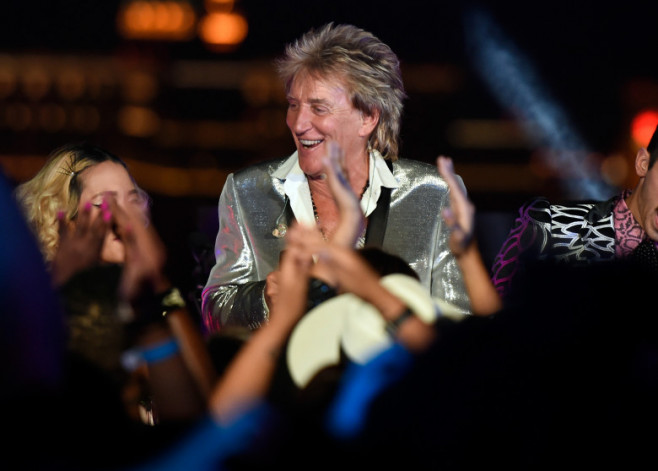 Sir Rod Stewart and DNCE Perform from Las Vegas for the 2017 VMAs