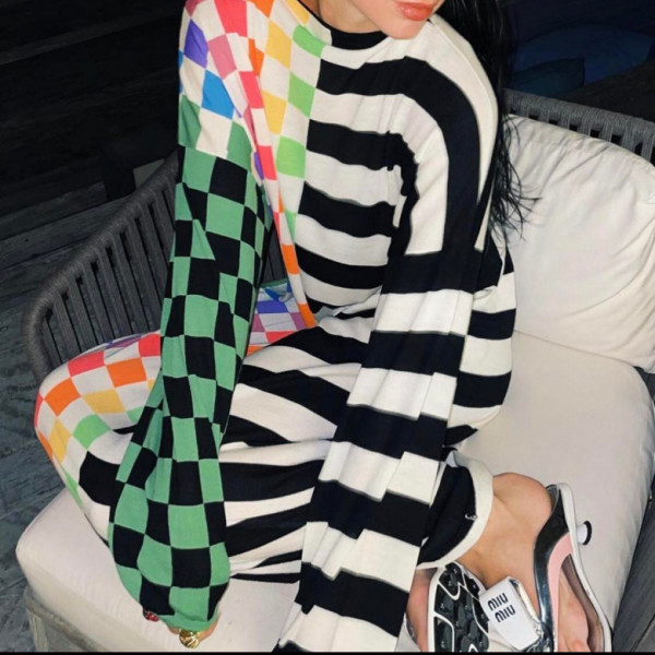 Dua Lipa, apariție spectaculoasă într-un costum de baie neon/ Instagram