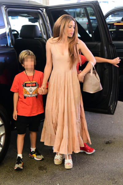 Shakira alături de copiii ei într-un aeroport din Miami/ Profimedia