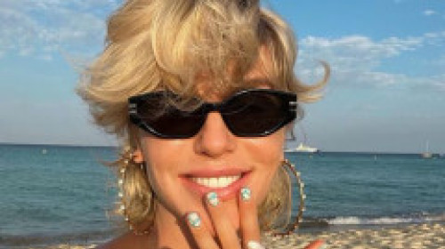 Corina Bud, în costum de baie cu animal print în Saint-Tropez. S-a pozat pe o terasă luxoasă de pe plajă