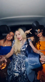 Momentul în care Madonna se sărută cu două femei