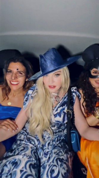 Momentul în care Madonna se sărută cu două femei