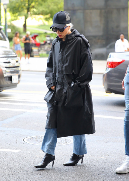 Lady Gaga arrives at Tony Bennett's apt building in New York