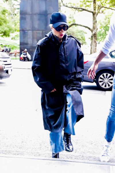 Lady Gaga goes incognito while arriving to visit Tony Bennet in New York City