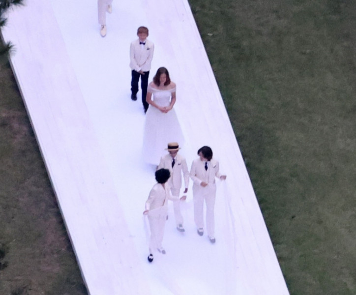 *PREMjennifer lopez si ben affleck nuntaIUM-EXCLUSIVE* Jennifer Lopez marries Ben Affleck (again!) wearing a stunning white wedding dress with a 20ft train