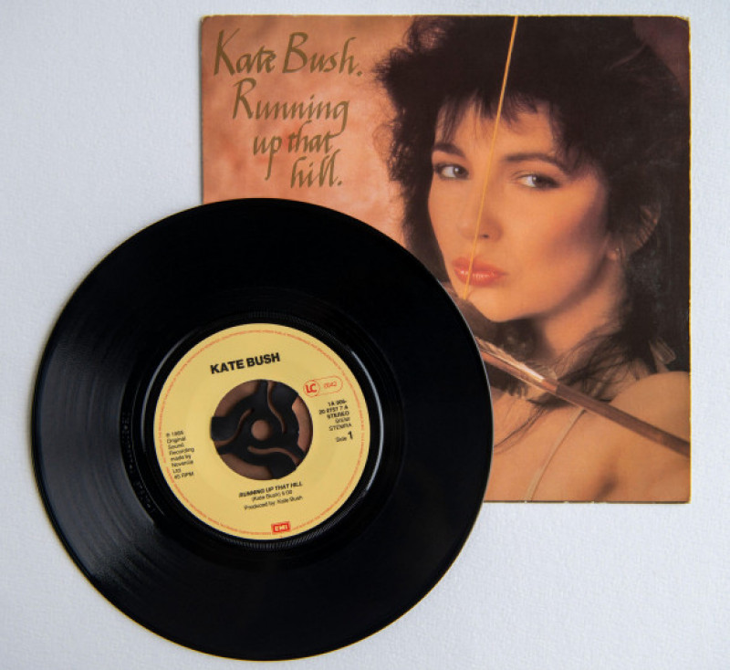 La version vinyle de sept pouces de Kate Bush de Running Up That Hill , sortie en 1985. Réintégrée dans le classement en 2022 après être apparue dans Stranger Things