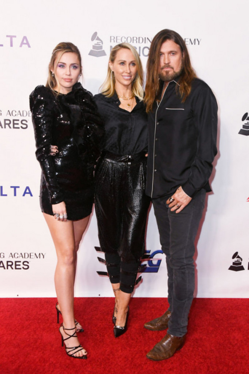 Miley Cyrus, alături de părinții ei