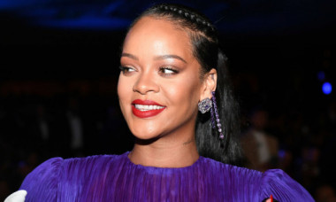 Rihanna, într-o rochie furou, cu un decolteu imposibil de ignorat, la câteva luni de când a născut