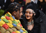 Rihanna a distribuit prima fotografie cu burtica de gravidă/ Profimedia