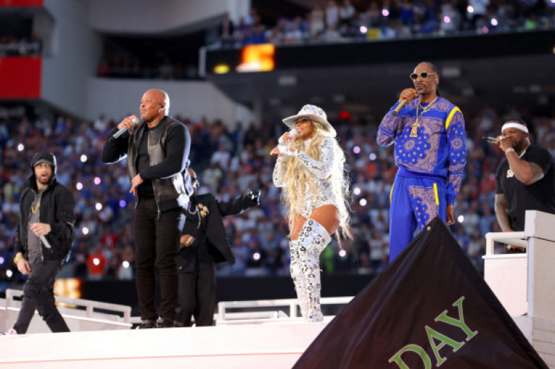 Dr. Dre, Mary J Blige, Snoop Dogg, Eminem și 50 Cent la Super Bowl