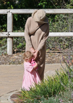 Katy Perry și fiica ei la grădina botanică din Santa Barbara/ Profimedia