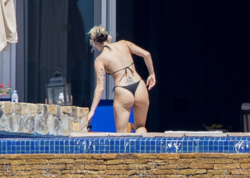 *PREMIUM-EXCLUSIVE* Miley Cyrus and her new man Maxx Morando enjoy a trip to Cabo San Lucas **WEB EMBARGO UNTIL 7PM PT ON 02/26/22**