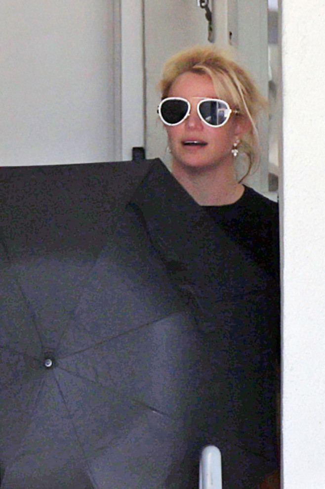 Britney Spears se bucură din plin de libertate. Artista, fotografiată alături de logodnicul ei în California